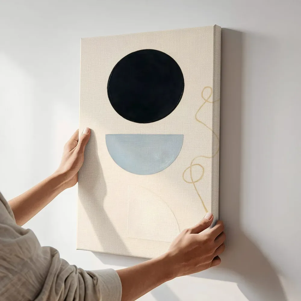 Sfeerimpressie: Totem Geometric Earth in steengrijs 2 terwijl het aan de muur wordt gehangen
