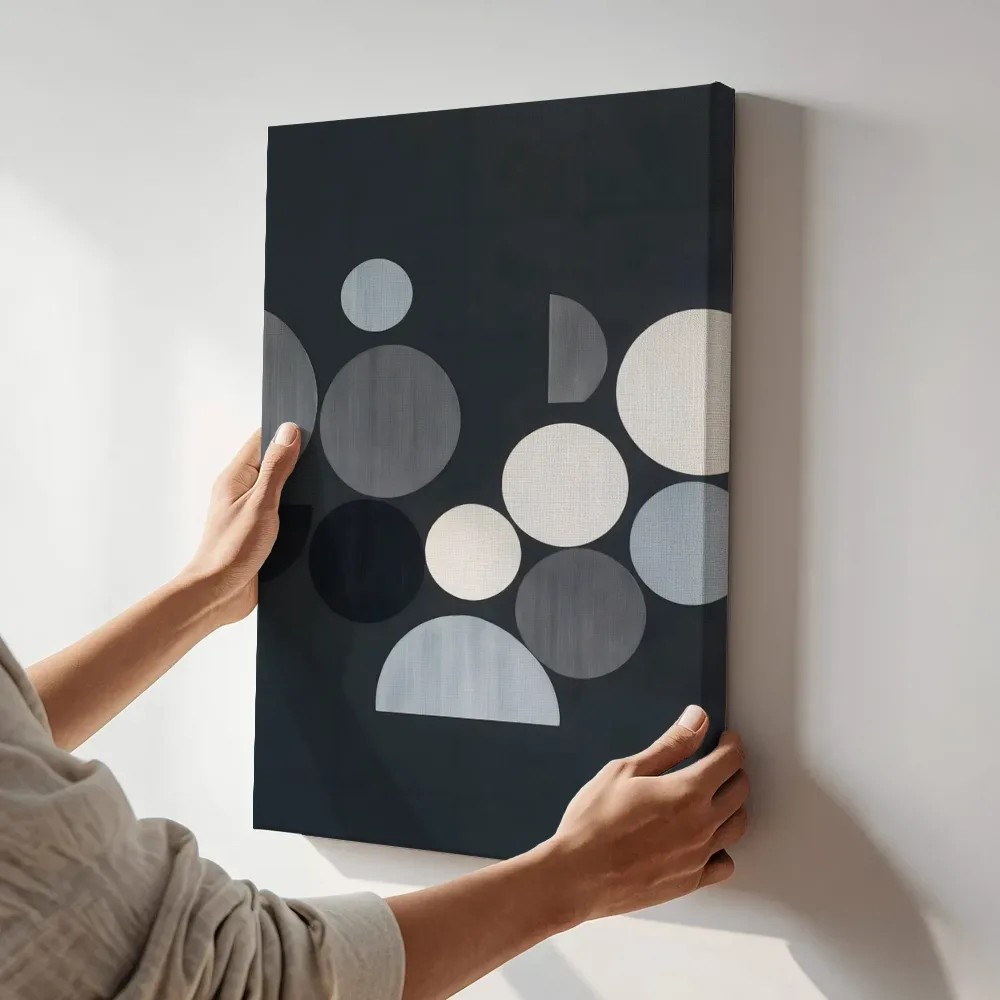 Sfeerimpressie: Totem Geometric Earth in steengrijs 4 terwijl het aan de muur wordt gehangen