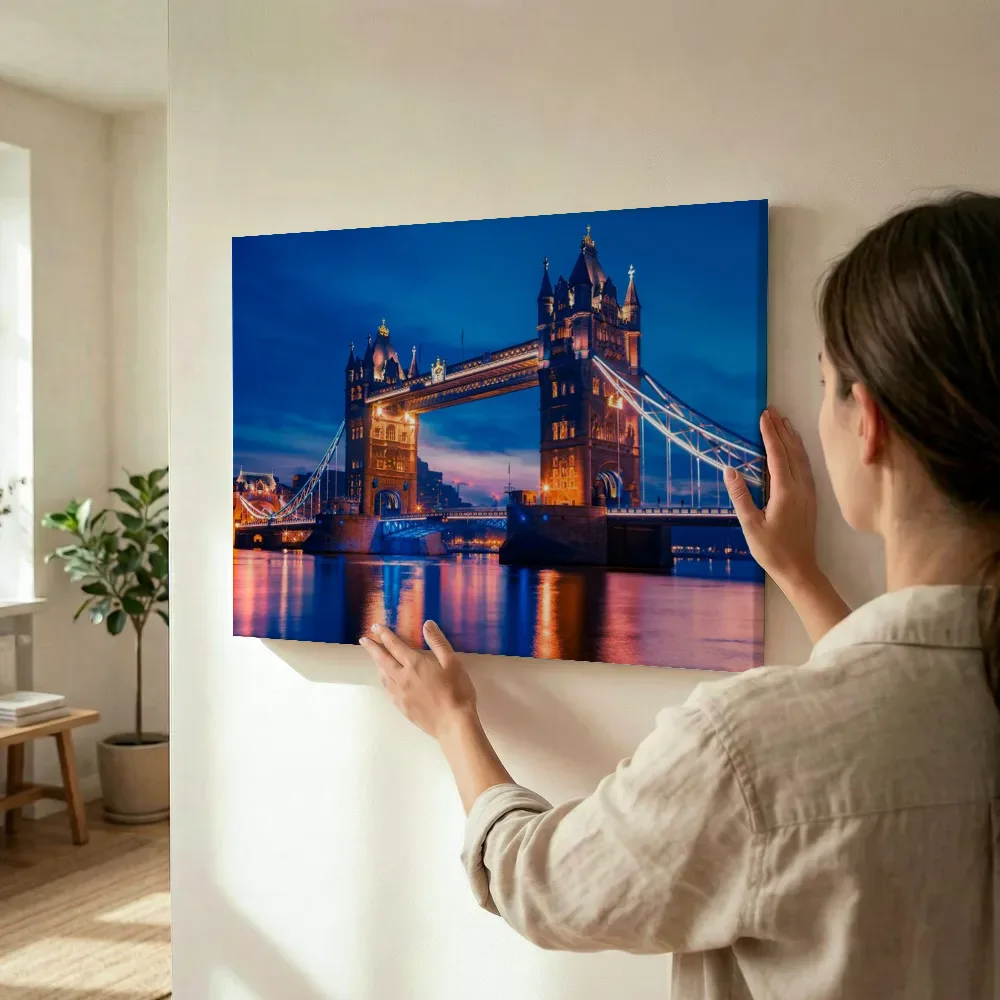 Sfeerimpressie: Tower bridge Londen bij nacht terwijl het wordt opgehangen