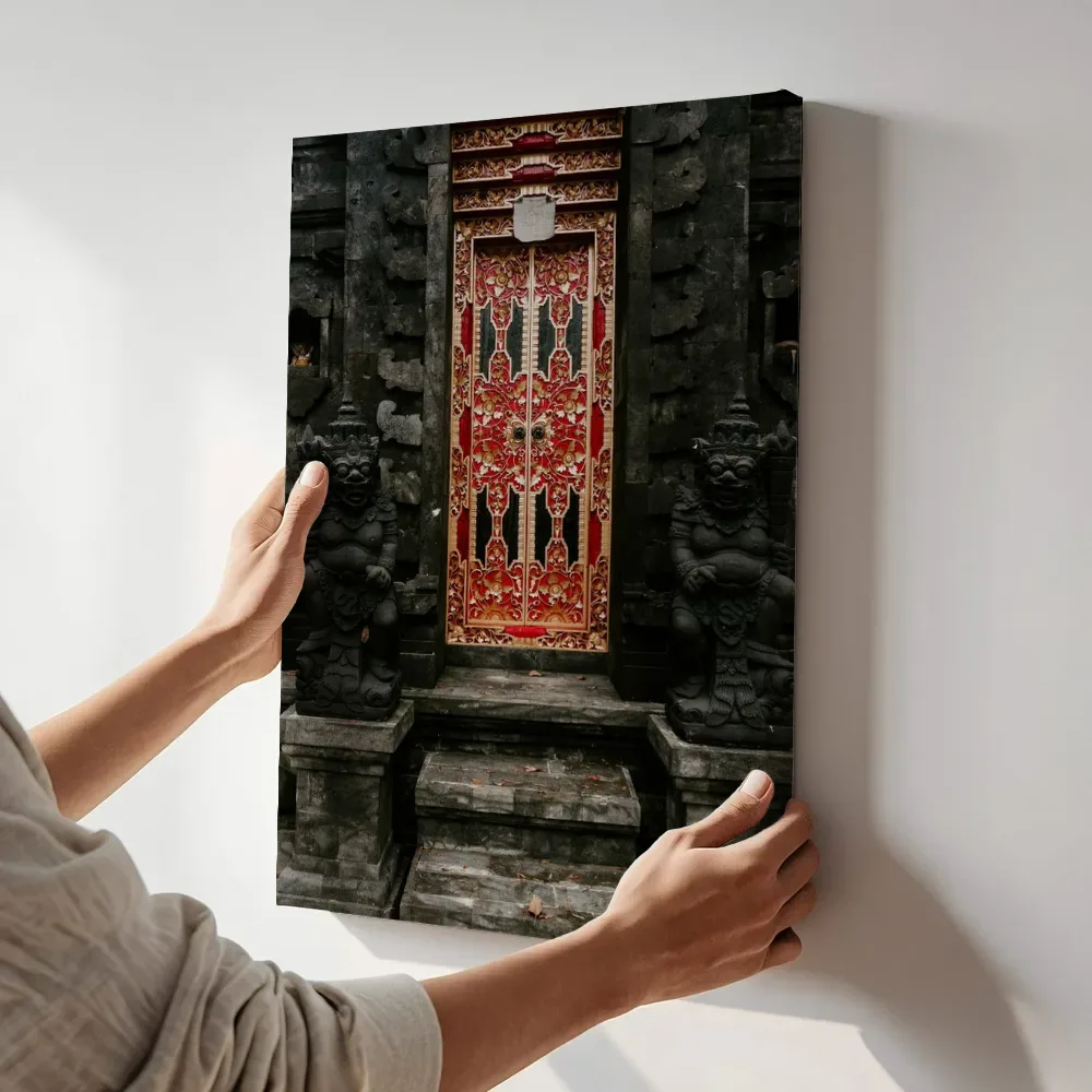 Sfeerimpressie: Traditionele tempelpoort op Bali terwijl het aan de muur wordt gehangen