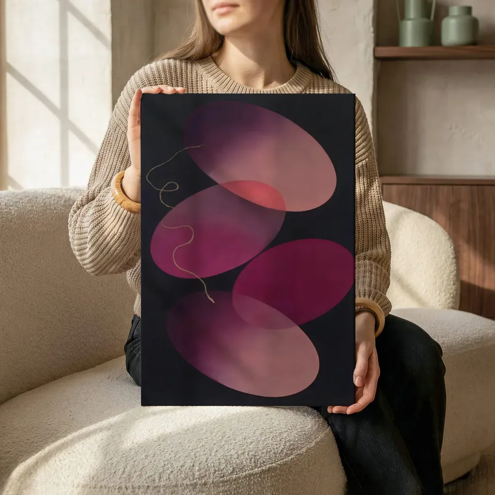 Sfeerimpressie: Transparante vlakken Organic Geometry in magenta terwijl het zittend wordt getoond