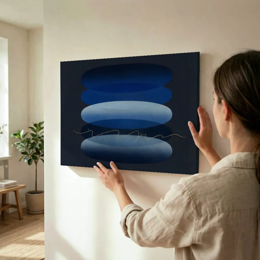 Sfeerimpressie: Transparante vlakken Organic Geometry in middernachtindigo terwijl het wordt opgehangen