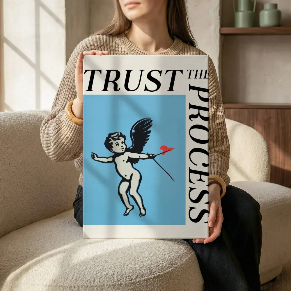 Sfeerimpressie: Trust the process poster terwijl het zittend wordt getoond