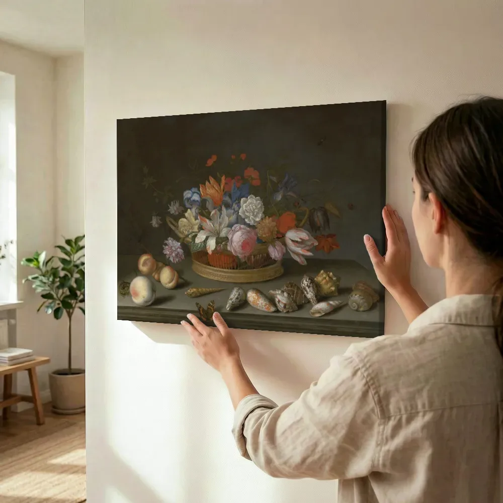 Sfeerimpressie: Tulpen, rozen en andere bloemen in een mand op een tafel van Balthasar van der Ast terwijl het wordt opgehangen