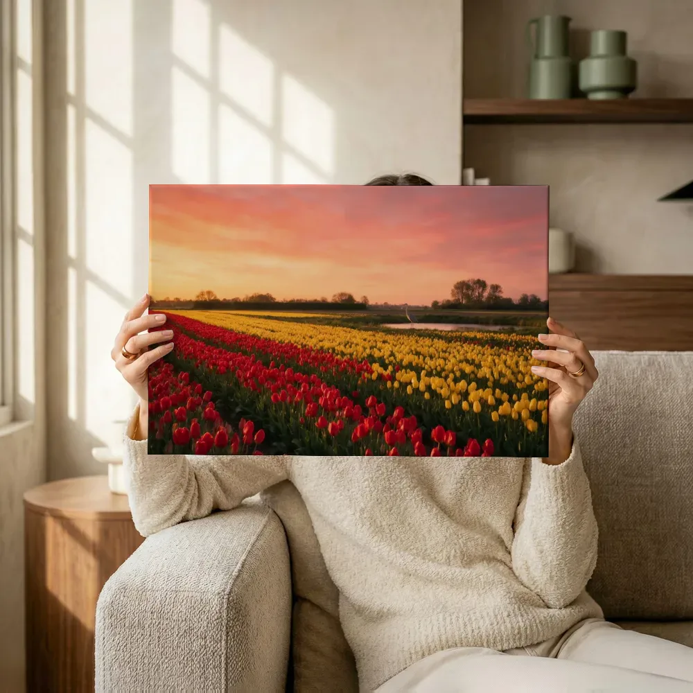 Sfeerimpressie: Tulp bij de zonsondergang 3 terwijl het omhoog wordt gehouden