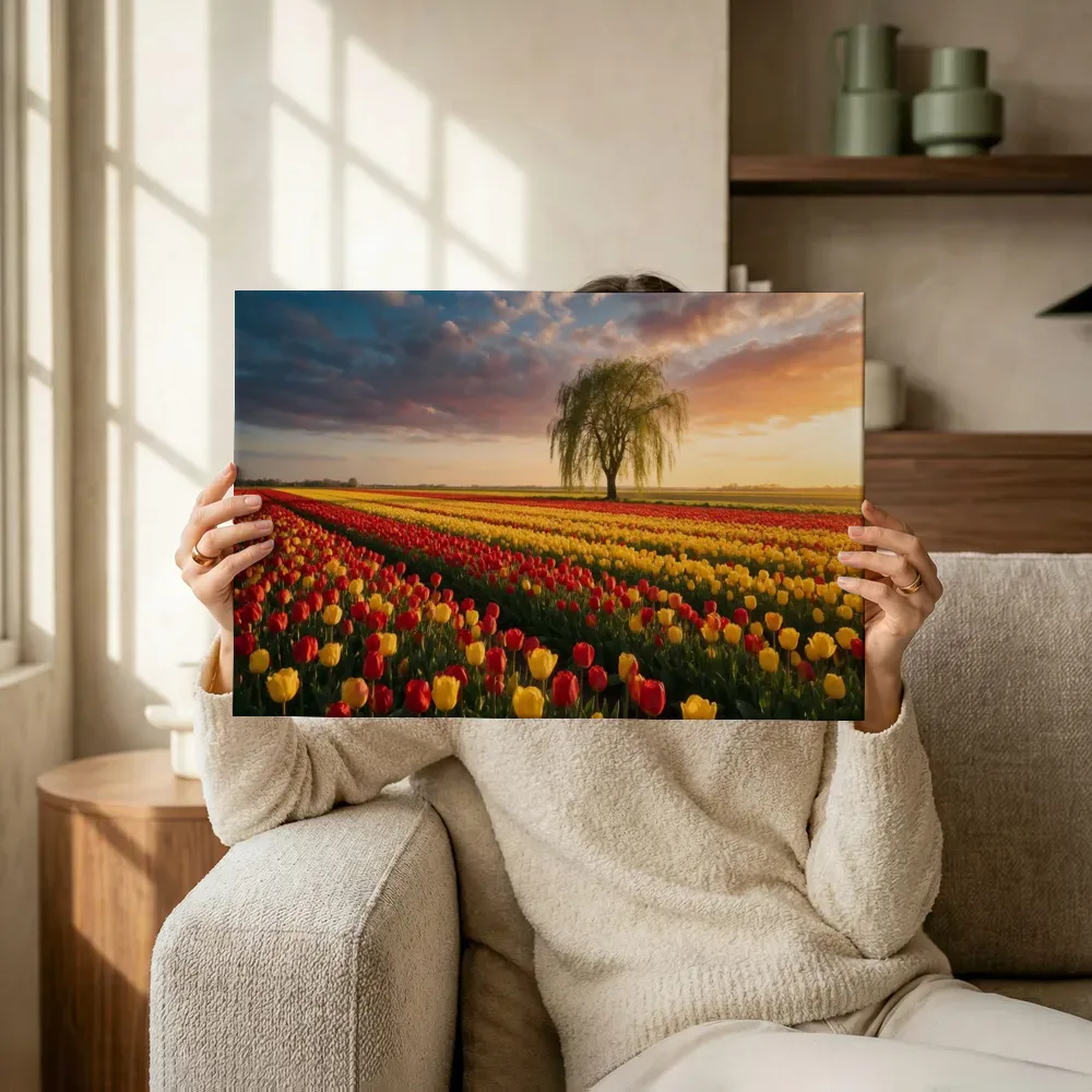 Sfeerimpressie: Tulp bij het gouden uur 12 terwijl het omhoog wordt gehouden