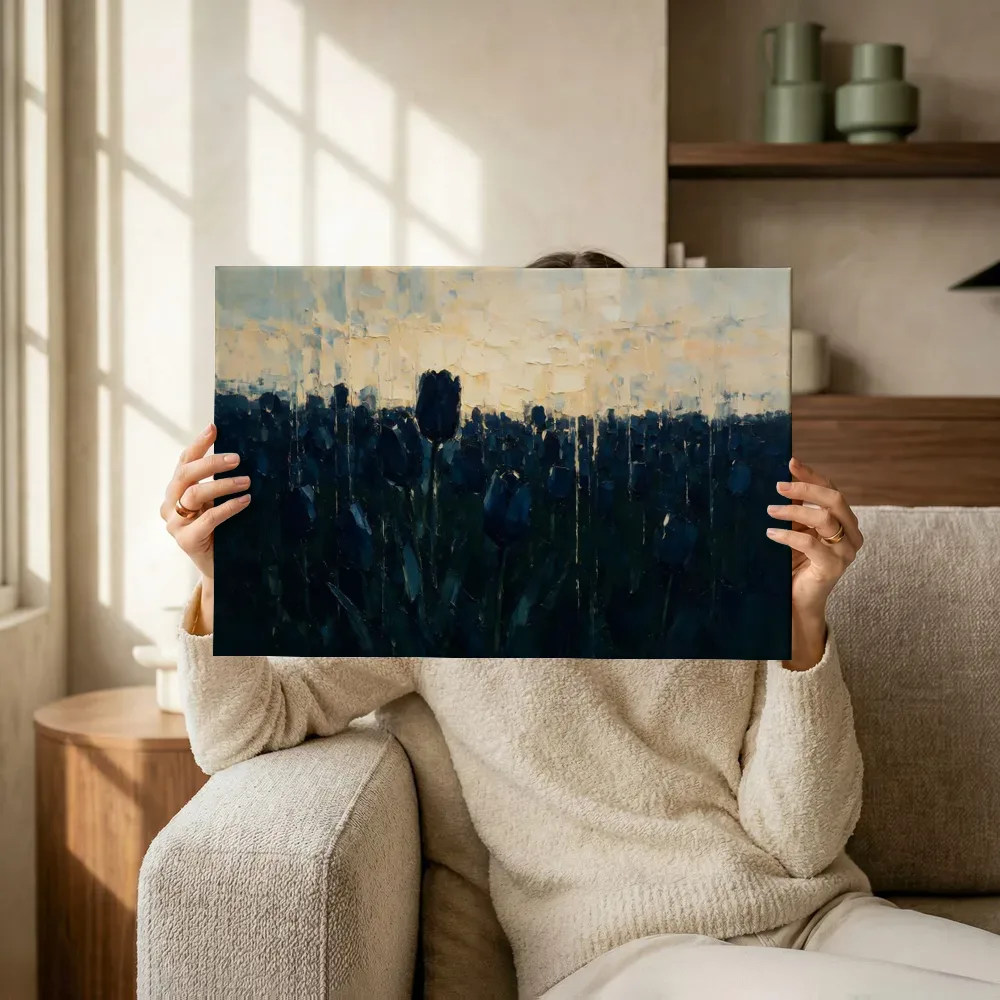 Sfeerimpressie: Tulp in het landschap in inktblauw terwijl het omhoog wordt gehouden