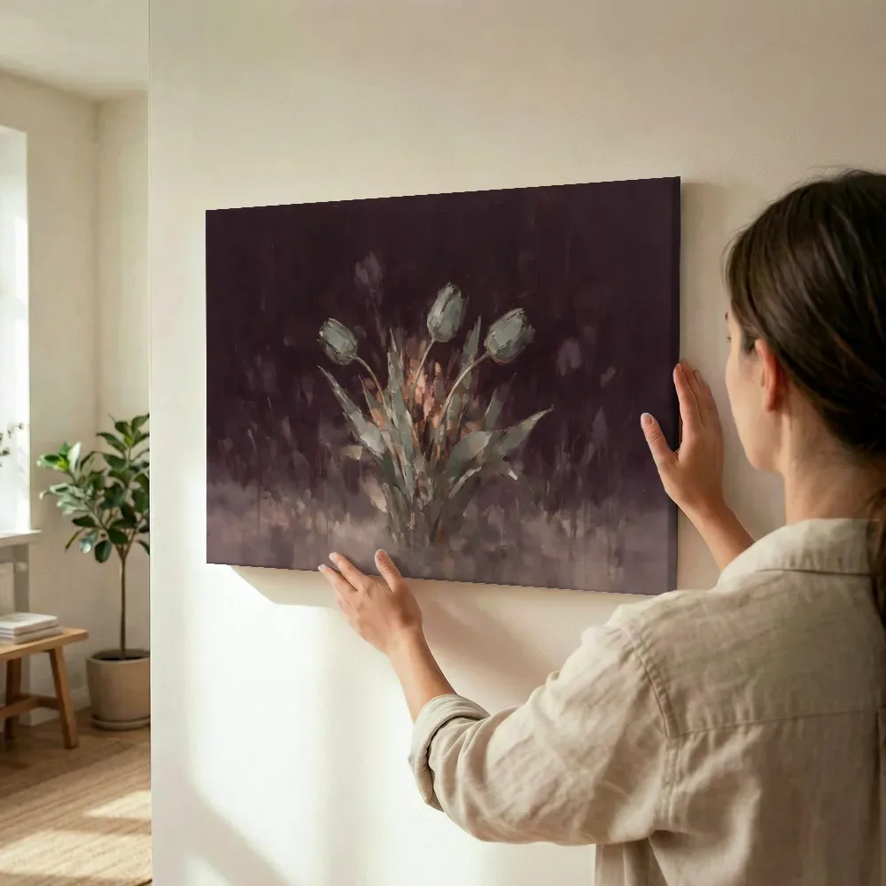Sfeerimpressie: Tulp in saliegrijs terwijl het wordt opgehangen