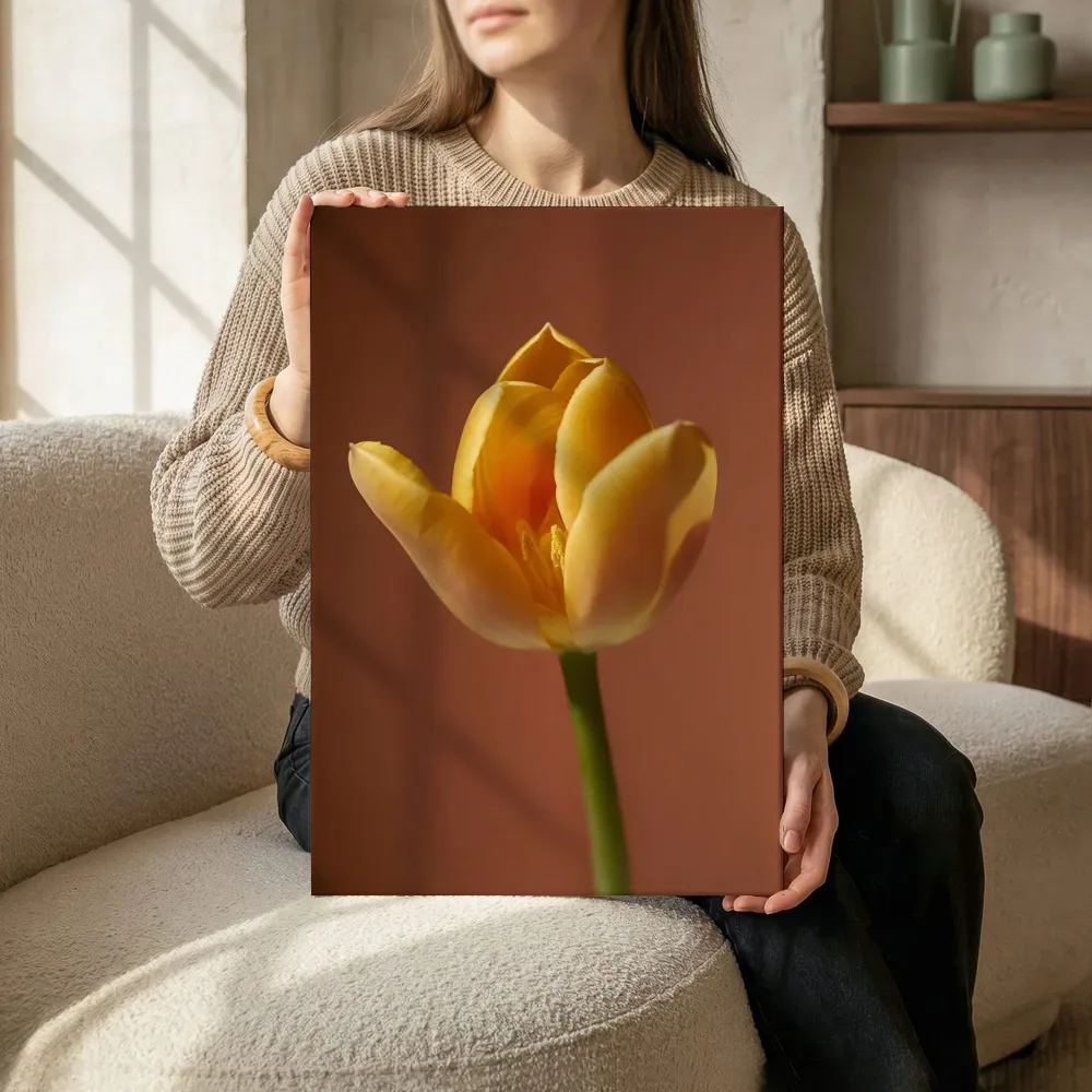 Sfeerimpressie: Tulp in terracotta terwijl het zittend wordt getoond