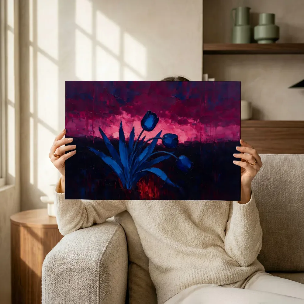 Sfeerimpressie: Tulp onder een storm in kobaltmagenta terwijl het omhoog wordt gehouden