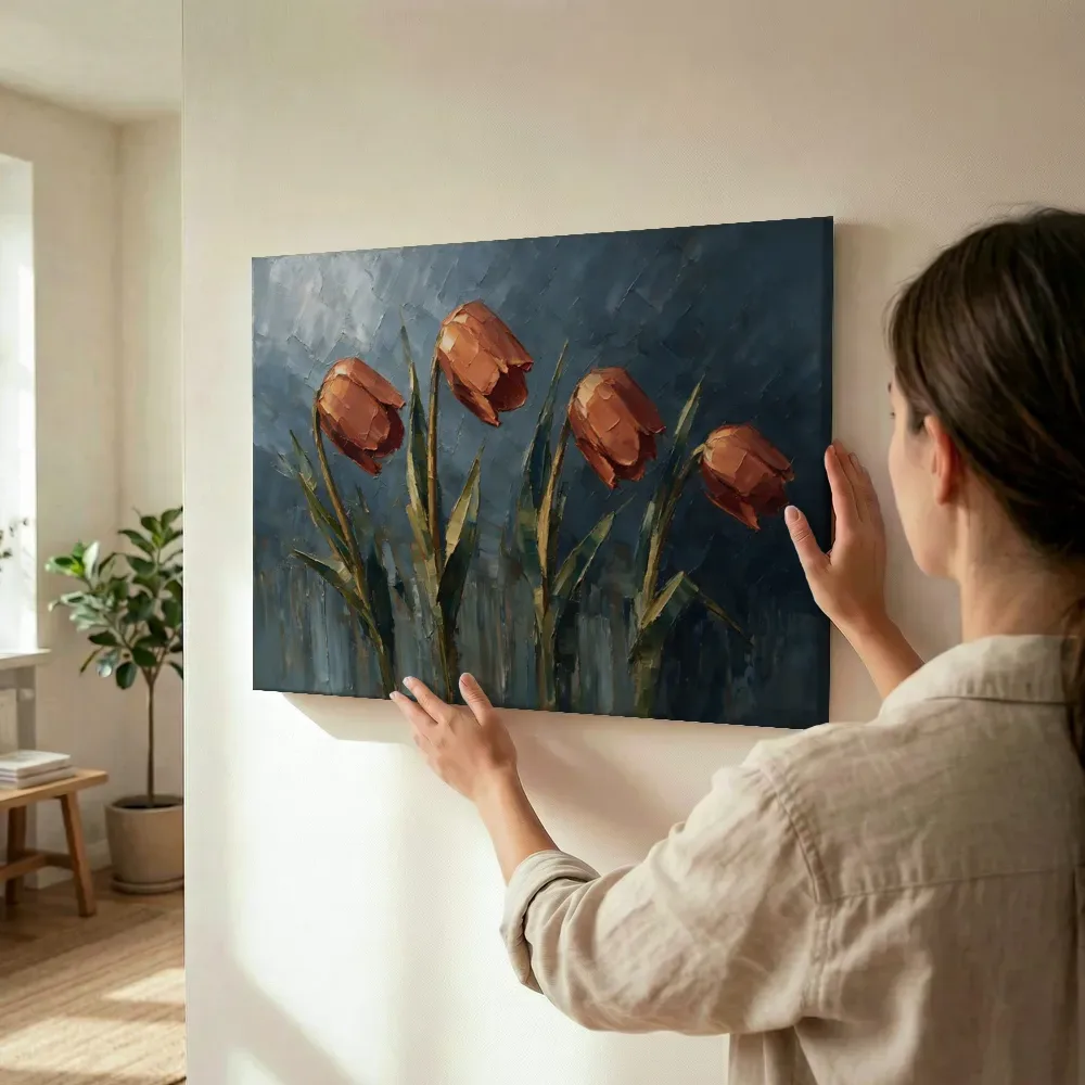 Sfeerimpressie: Tulp van dichtbij in terracotta terwijl het wordt opgehangen