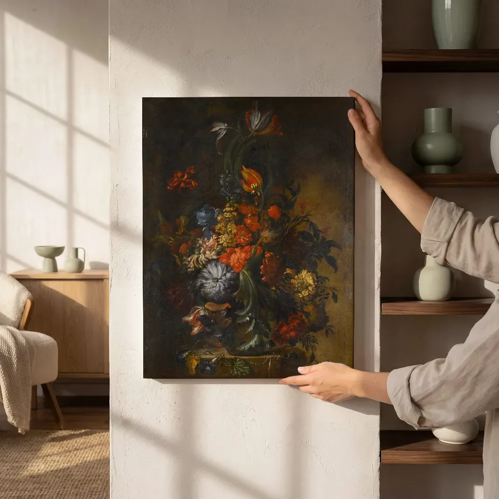 Sfeerimpressie: Tulpen, chrysanten en een iris in een glazen vaas op een stenen rand, Kring van Paolo Porpora naast de kast