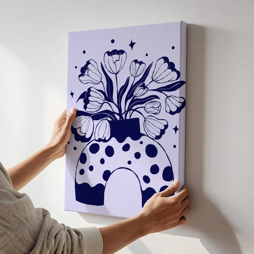 Sfeerimpressie: Tulpenboeket in gestippelde vaas terwijl het aan de muur wordt gehangen