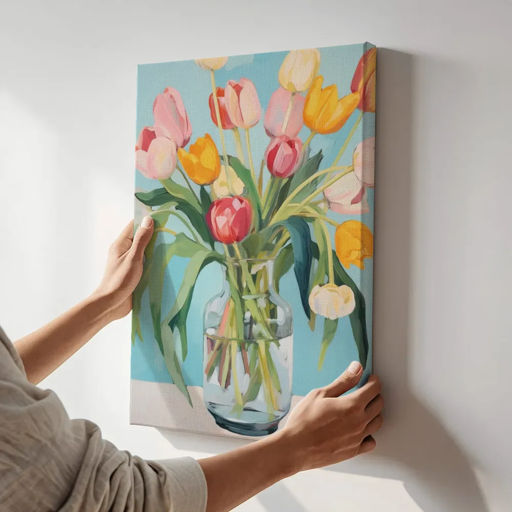 Sfeerimpressie: Tulpenboeket in glazen vaas terwijl het aan de muur wordt gehangen