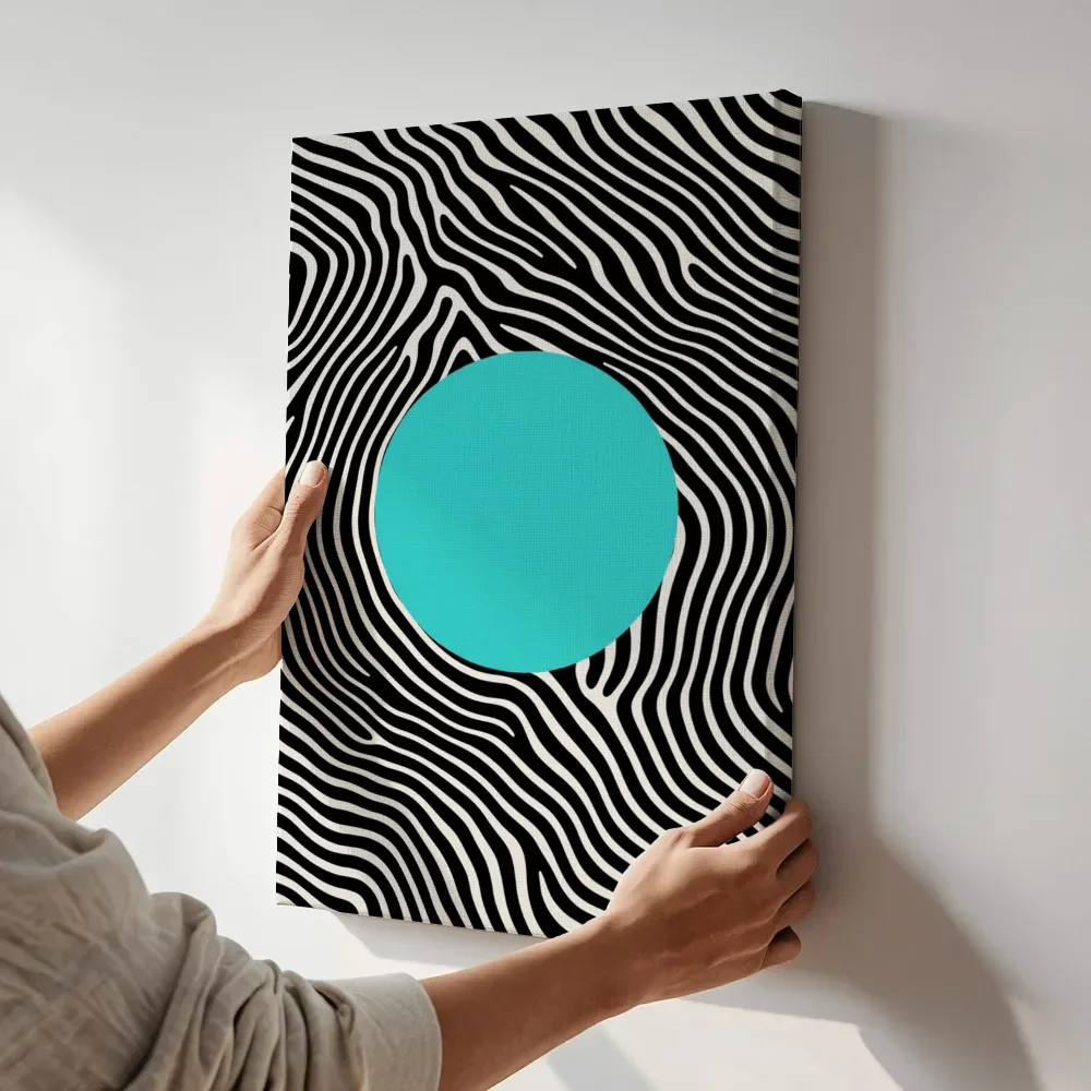 Sfeerimpressie: Turquoise cirkel lijnenveld terwijl het aan de muur wordt gehangen