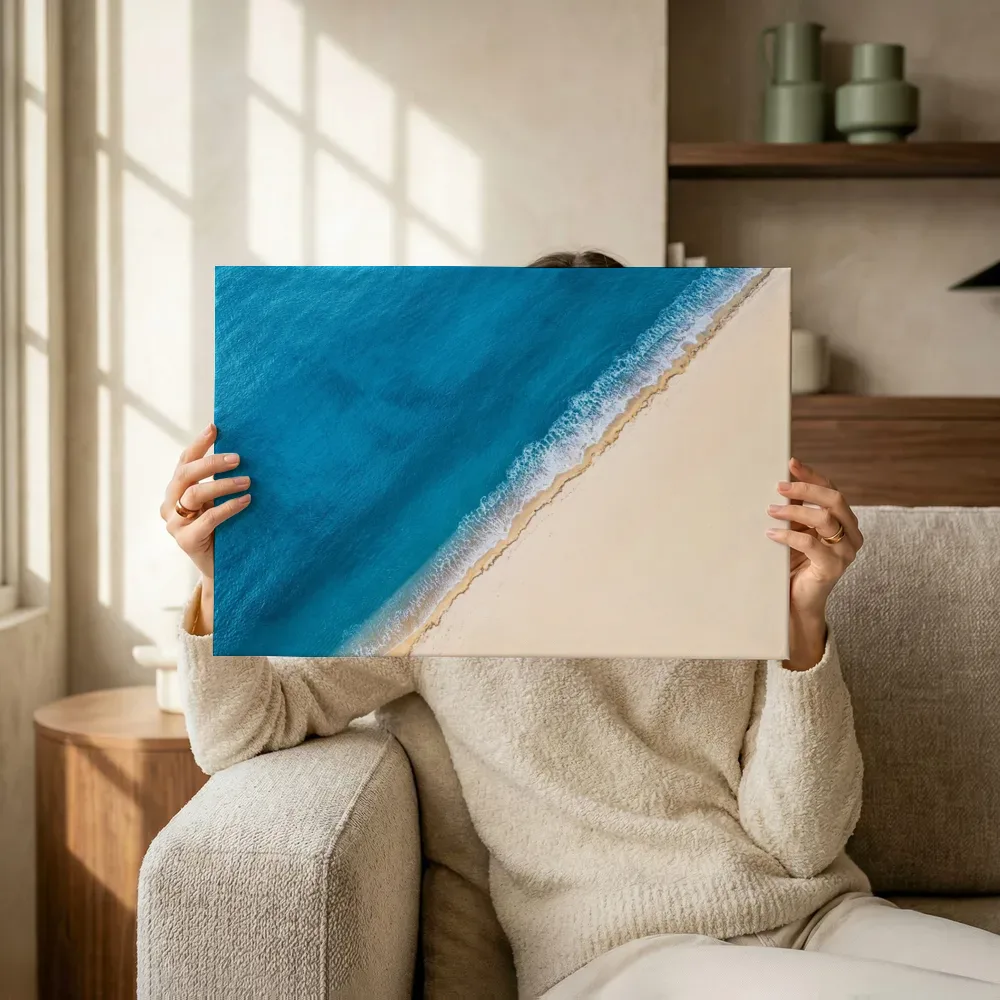 Sfeerimpressie: Turquoise kustlijn van bovenaf terwijl het omhoog wordt gehouden