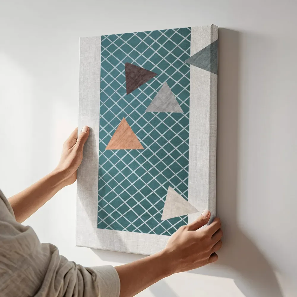 Sfeerimpressie: Turquoise ruitpatroon met driehoeken terwijl het aan de muur wordt gehangen