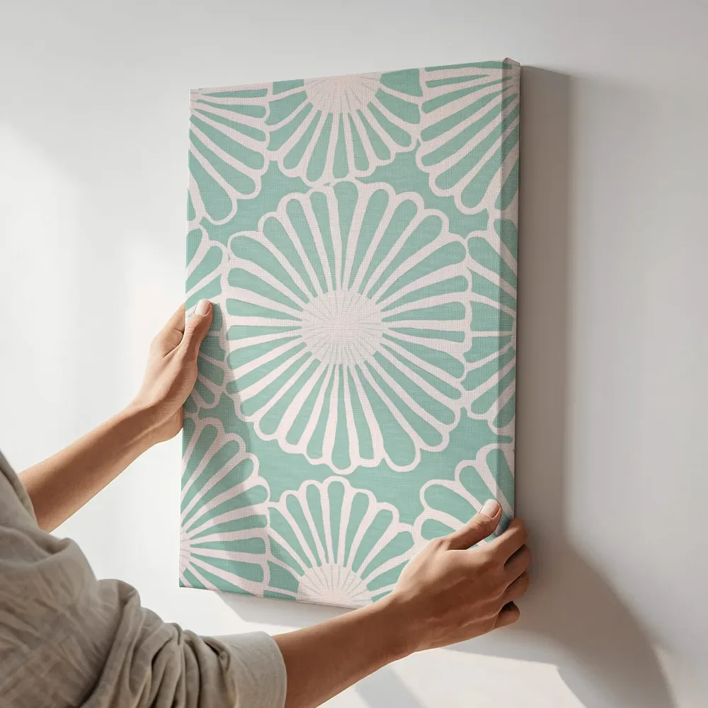 Sfeerimpressie: Turquoise schelpmotief terwijl het aan de muur wordt gehangen