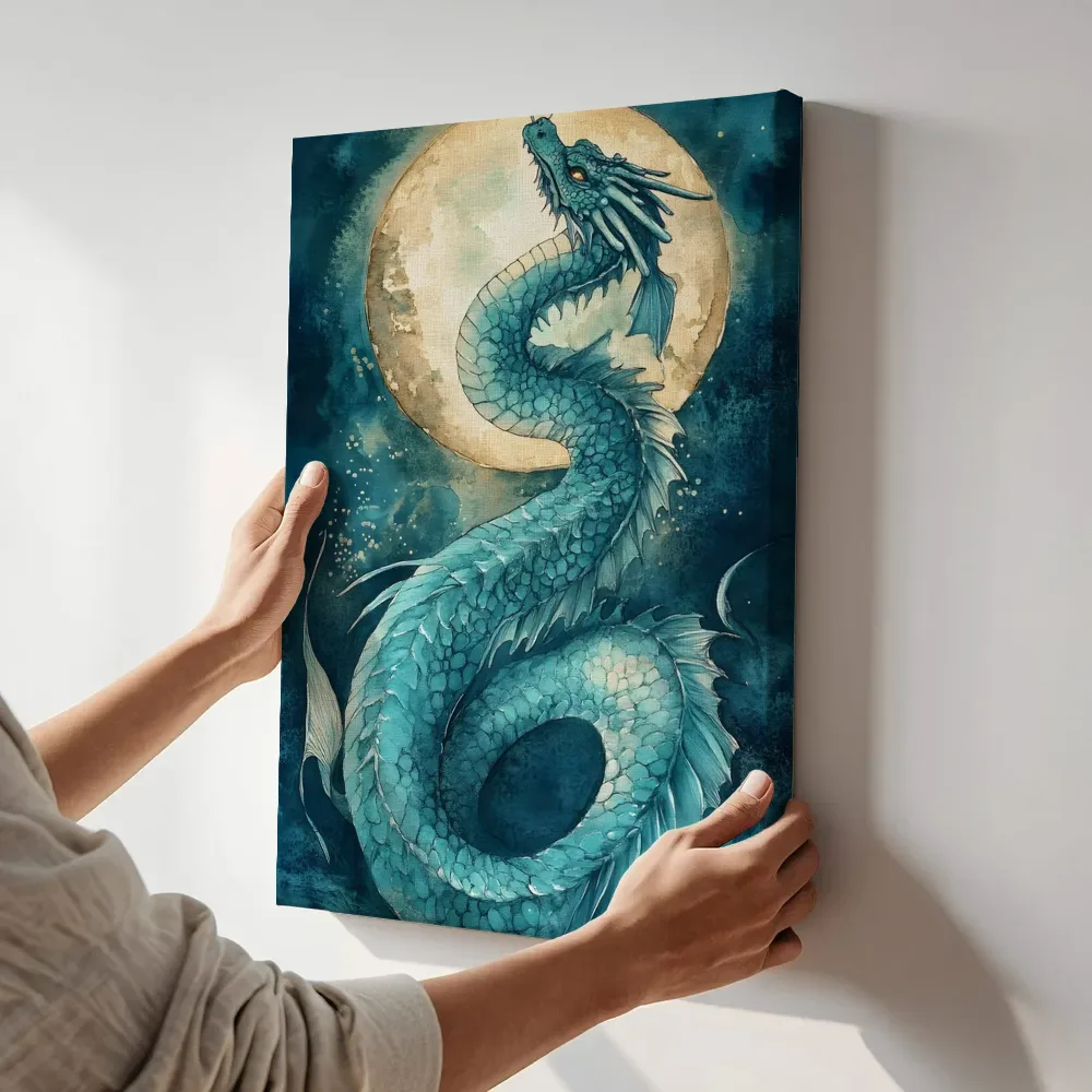 Sfeerimpressie: Turquoise zeedraak bij volle maan terwijl het aan de muur wordt gehangen
