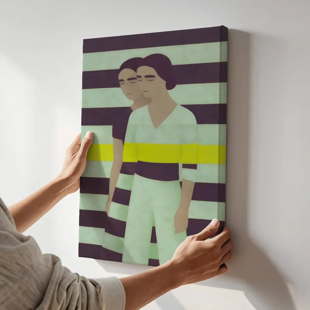Sfeerimpressie: Twee figuren dicht bij elkaar in aubergine en mint terwijl het aan de muur wordt gehangen
