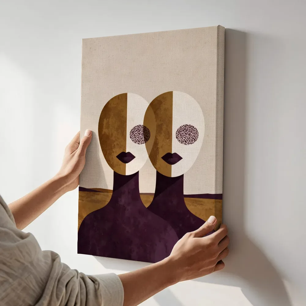 Sfeerimpressie: Twee figuren dicht bijeen in aubergine terwijl het aan de muur wordt gehangen