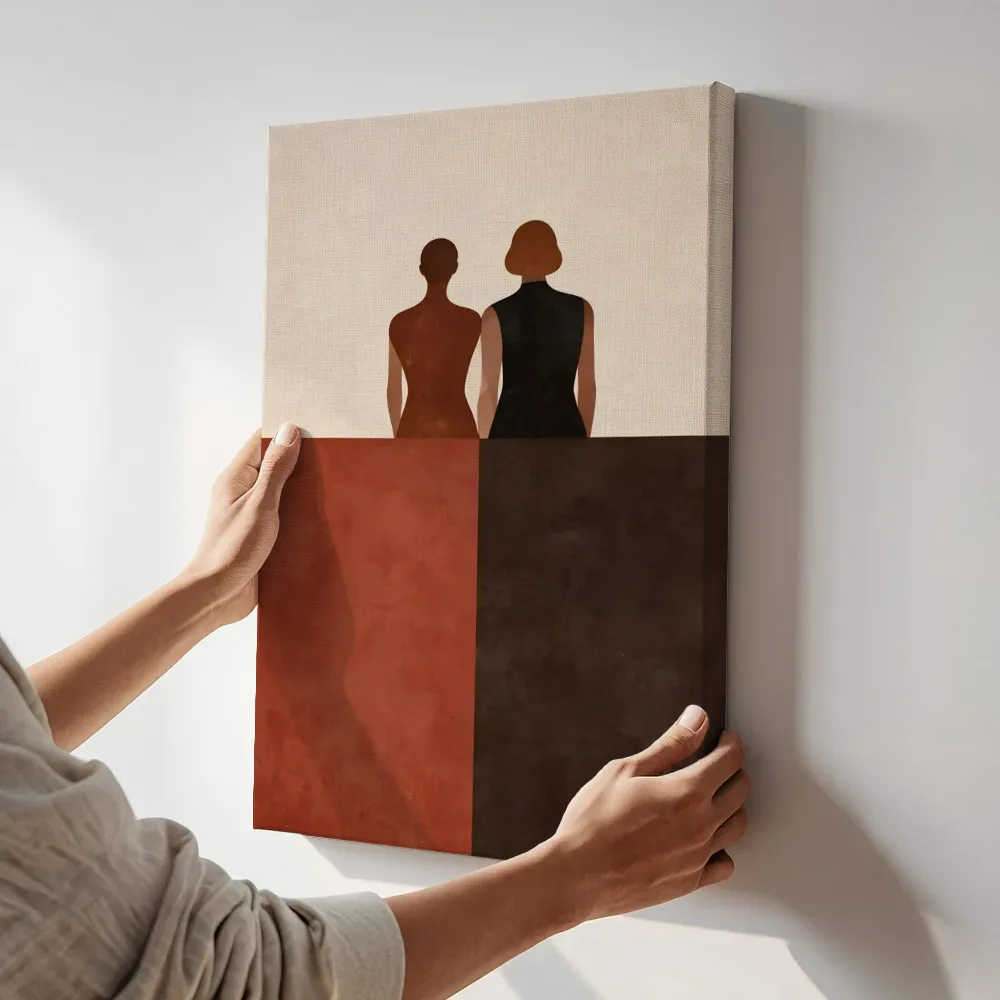 Sfeerimpressie: Twee figuren dicht bijeen in steenrood terwijl het aan de muur wordt gehangen
