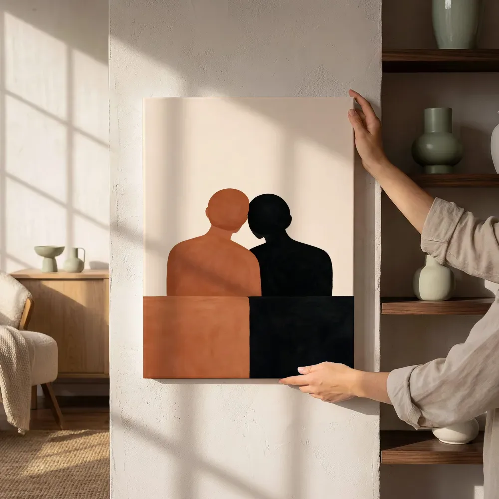 Sfeerimpressie: Twee figuren dicht bijeen in terracotta 2 naast de kast