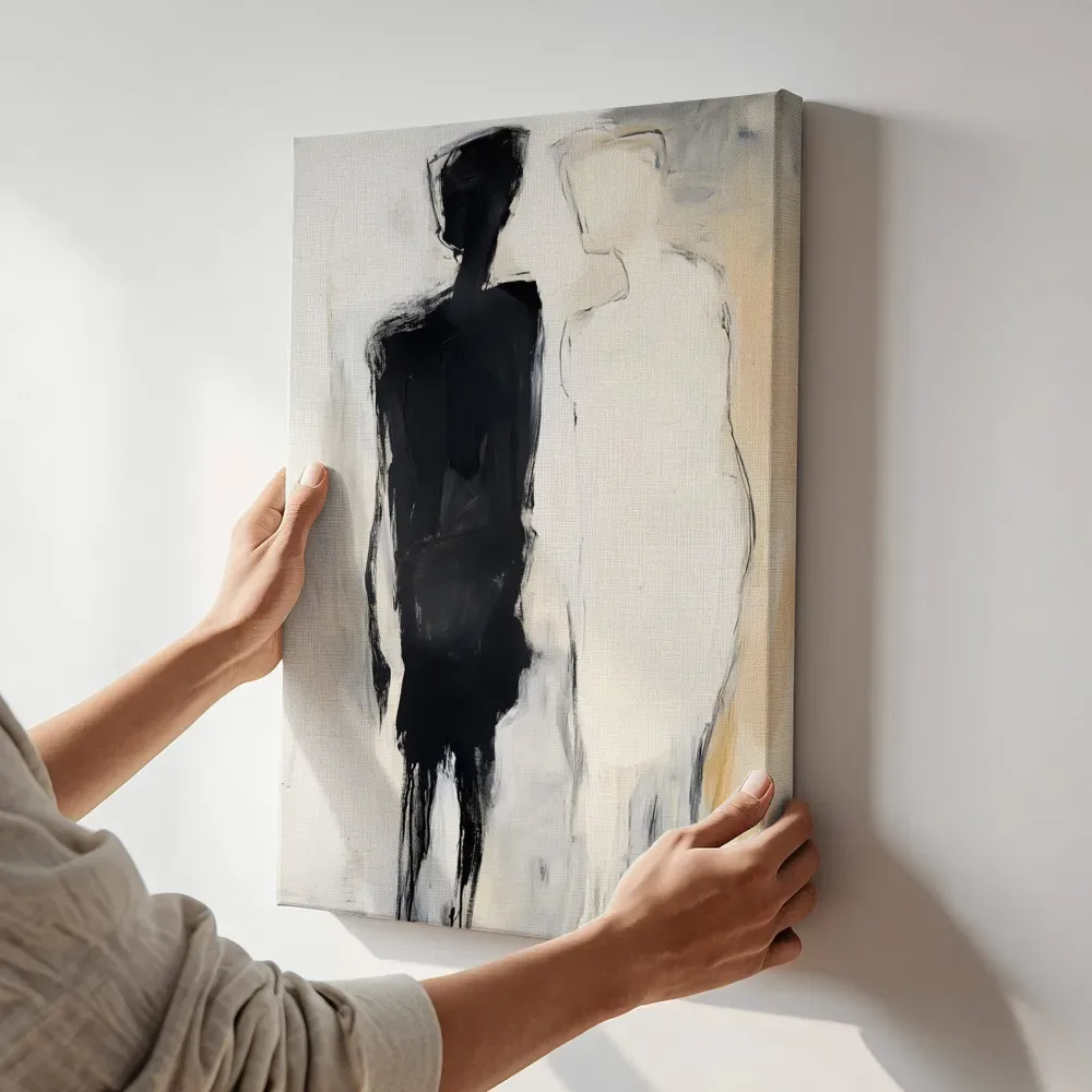 Sfeerimpressie: Twee figuren terwijl het aan de muur wordt gehangen
