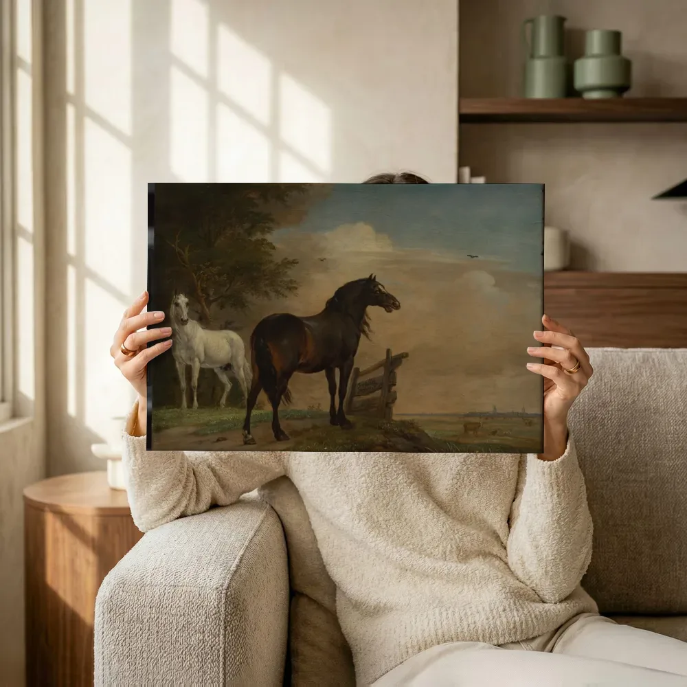 Sfeerimpressie: Twee paarden in de weide bij een hek terwijl het omhoog wordt gehouden