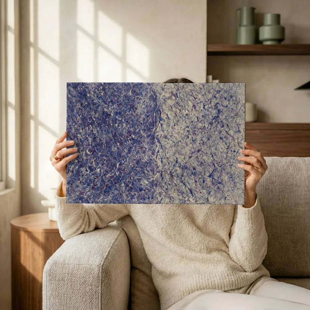 Sfeerimpressie: Twee vlakken Spetter in kobalt en violet terwijl het omhoog wordt gehouden