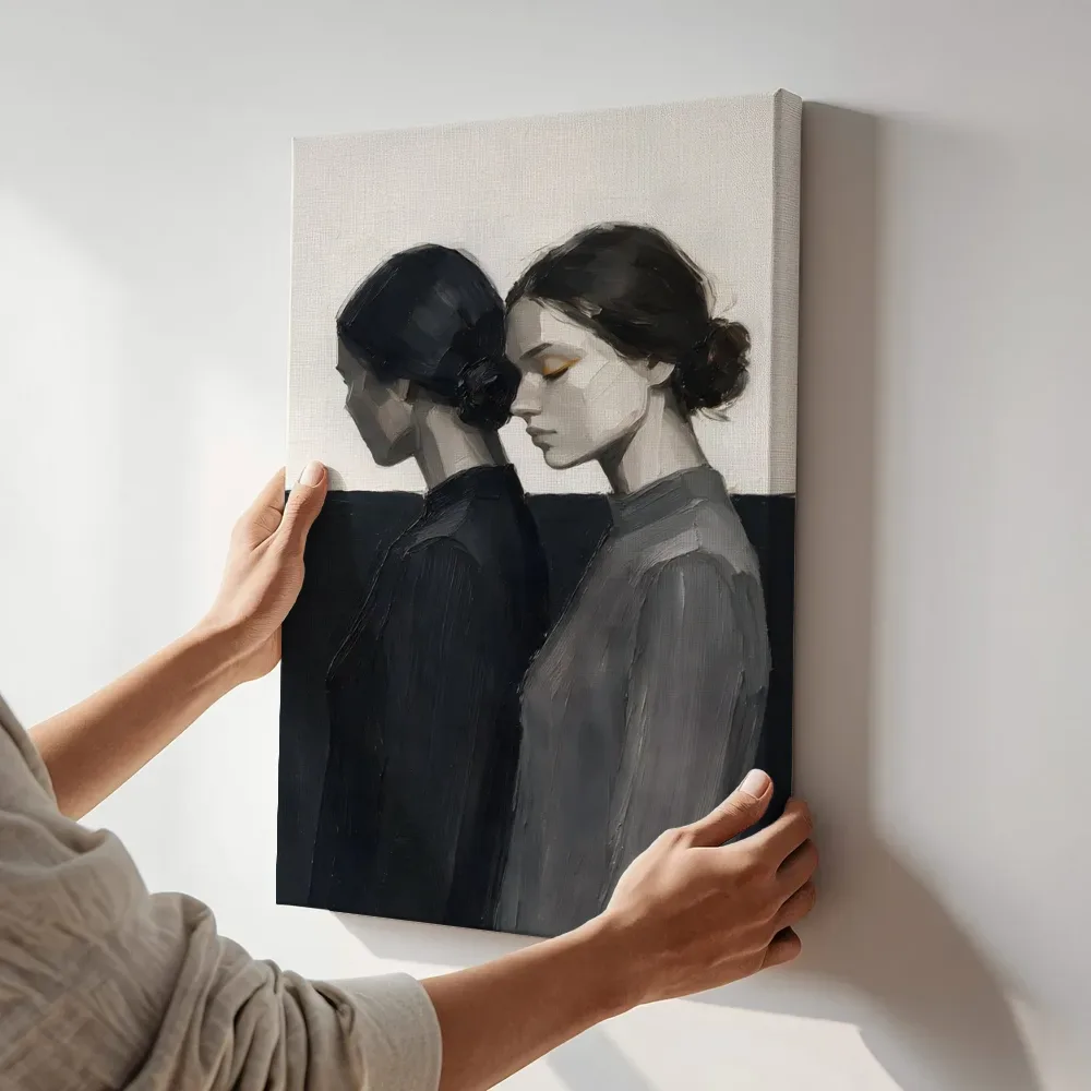Sfeerimpressie: Twee vrouwen, olieverf in houtskool terwijl het aan de muur wordt gehangen