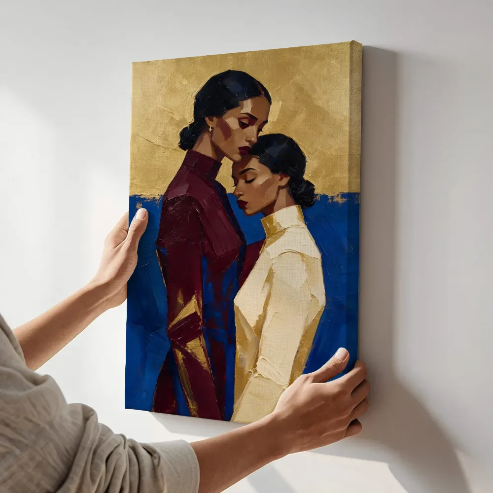 Sfeerimpressie: Twee vrouwen, olieverf in royal blauw terwijl het aan de muur wordt gehangen