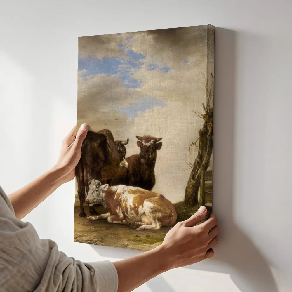 Sfeerimpressie: Twee koeien en een jonge stier bij een hek in een weiland van Paulus Potter terwijl het aan de muur wordt gehangen