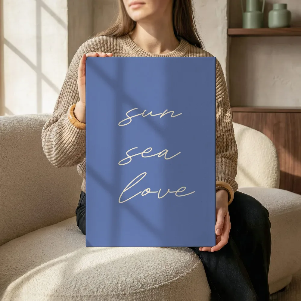 Sfeerimpressie: Sun sea love poster terwijl het zittend wordt getoond