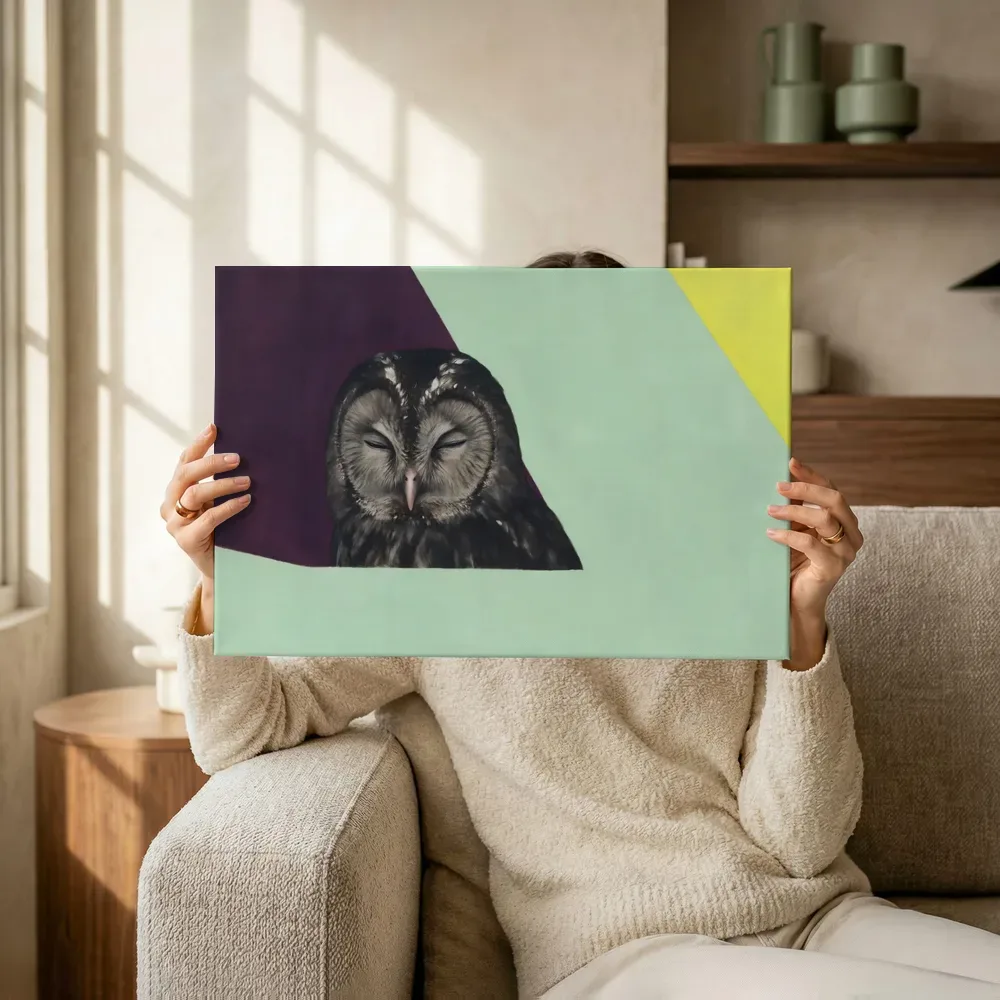 Sfeerimpressie: Uil in aubergine en mint terwijl het omhoog wordt gehouden