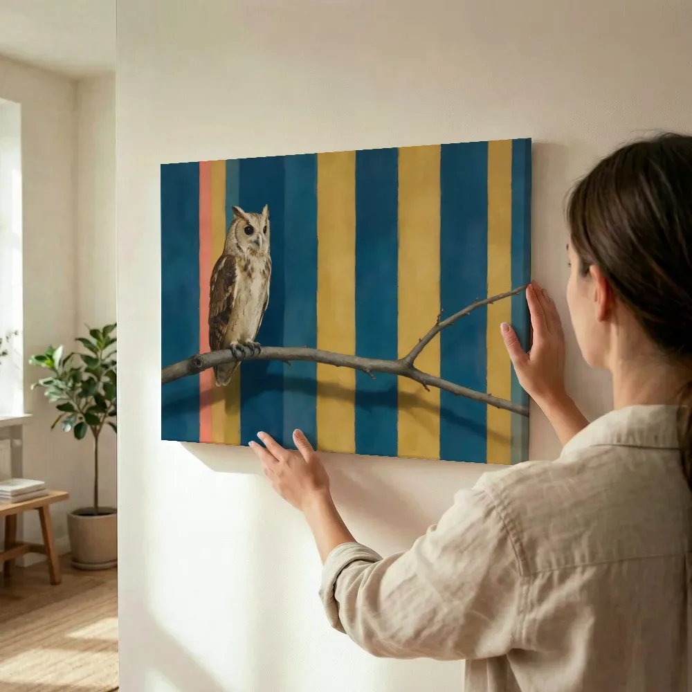 Sfeerimpressie: Uil op een tak in delftsblauw en mosterd terwijl het wordt opgehangen