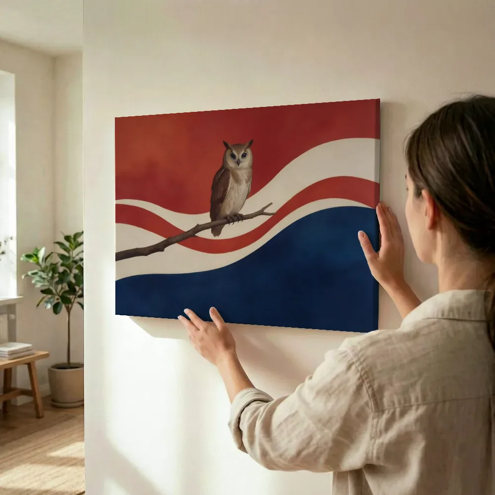Sfeerimpressie: Uil op een tak in vermiljoen en indigo terwijl het wordt opgehangen