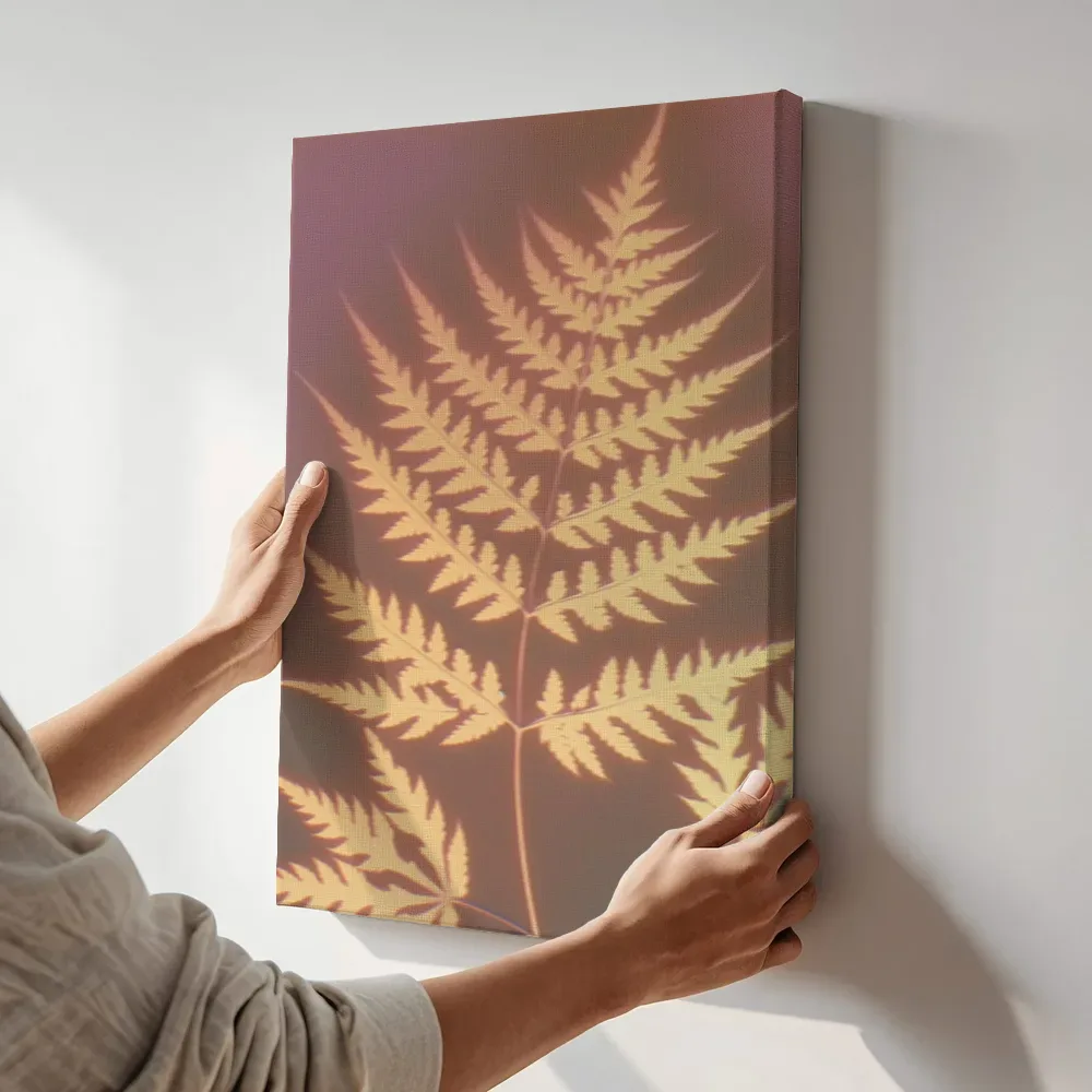 Sfeerimpressie: Varenblad in goud terwijl het aan de muur wordt gehangen