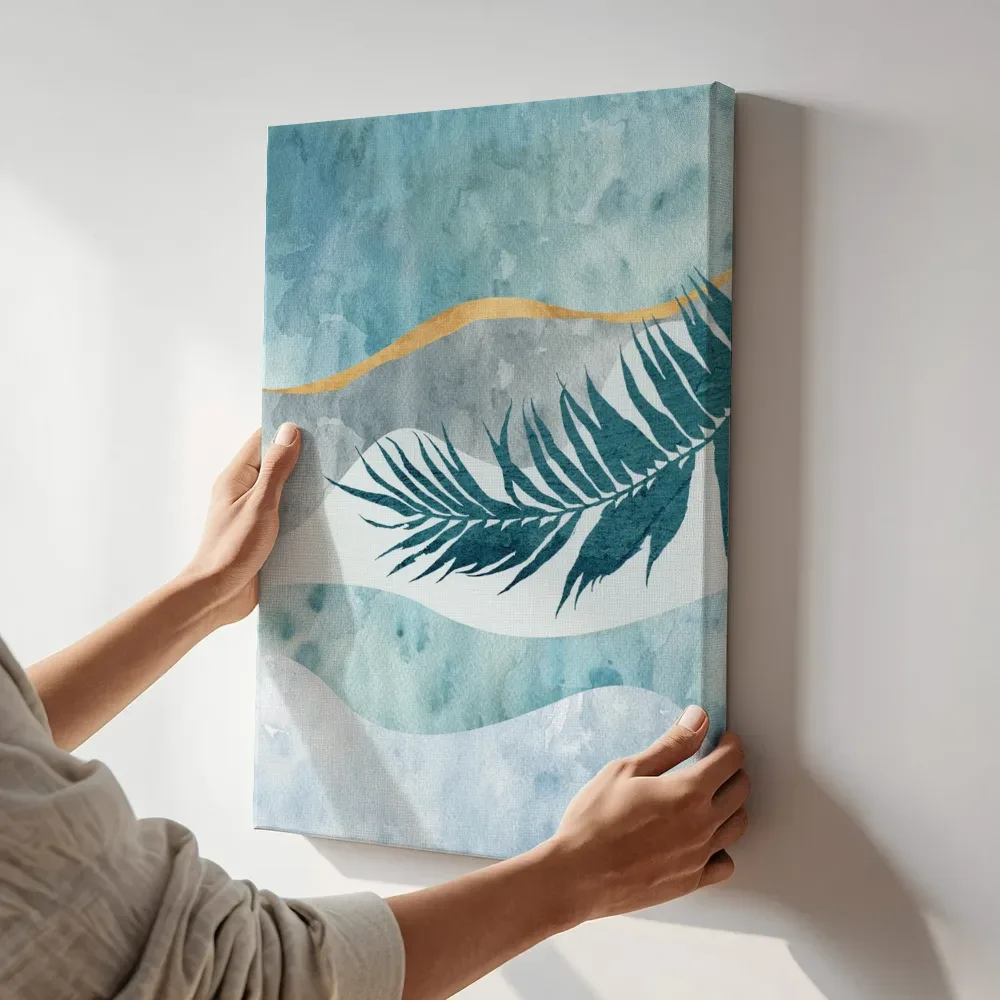 Sfeerimpressie: Varenbladeren op aquarelvlak met goud terwijl het aan de muur wordt gehangen