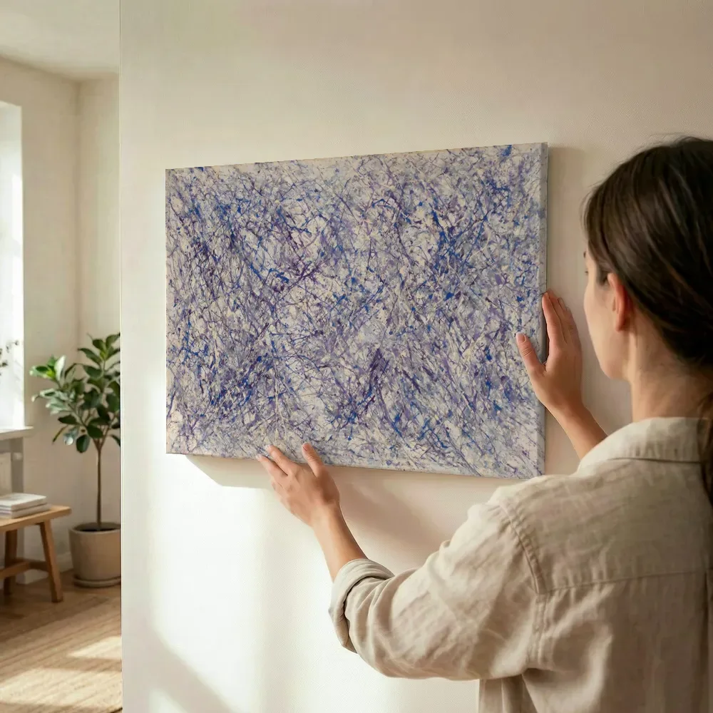 Sfeerimpressie: Veeg Spetter in kobalt en violet terwijl het wordt opgehangen