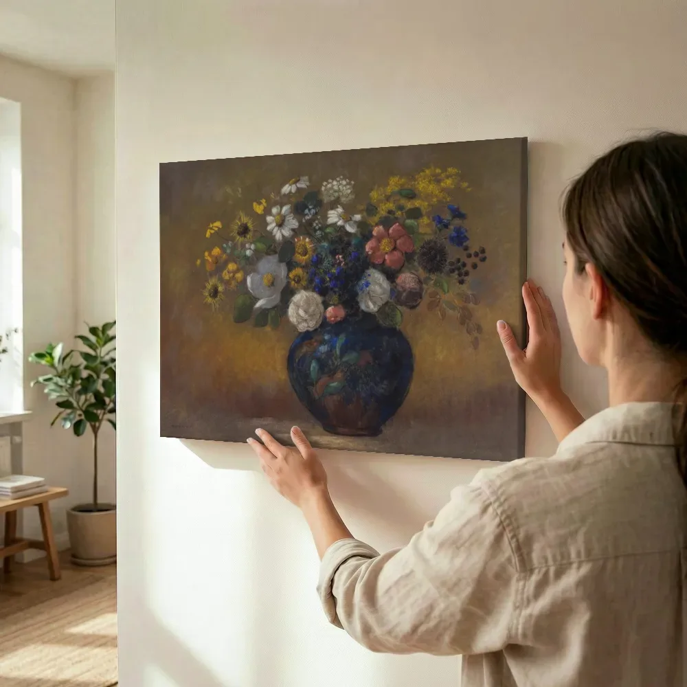 Sfeerimpressie: Veldbloemen in een vaas van Odilon Redon terwijl het wordt opgehangen
