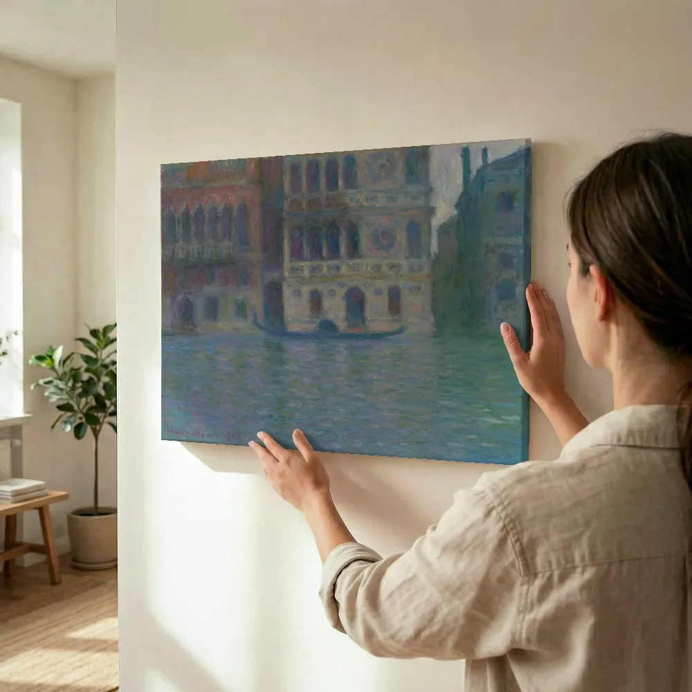 Sfeerimpressie: Venice, Palazzo Dario van Claude Monet terwijl het wordt opgehangen