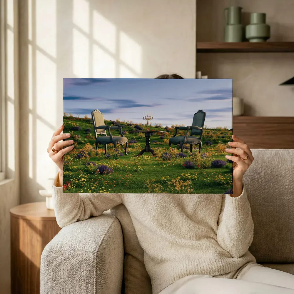 Sfeerimpressie: Verlaten stoelen in het bloemenveld terwijl het omhoog wordt gehouden