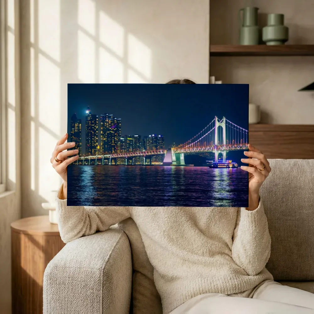 Sfeerimpressie: Verlichte brug en skyline bij nacht terwijl het omhoog wordt gehouden