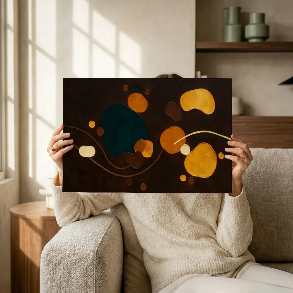 Sfeerimpressie: Verspreide vormen paletmes, amberglans terwijl het omhoog wordt gehouden