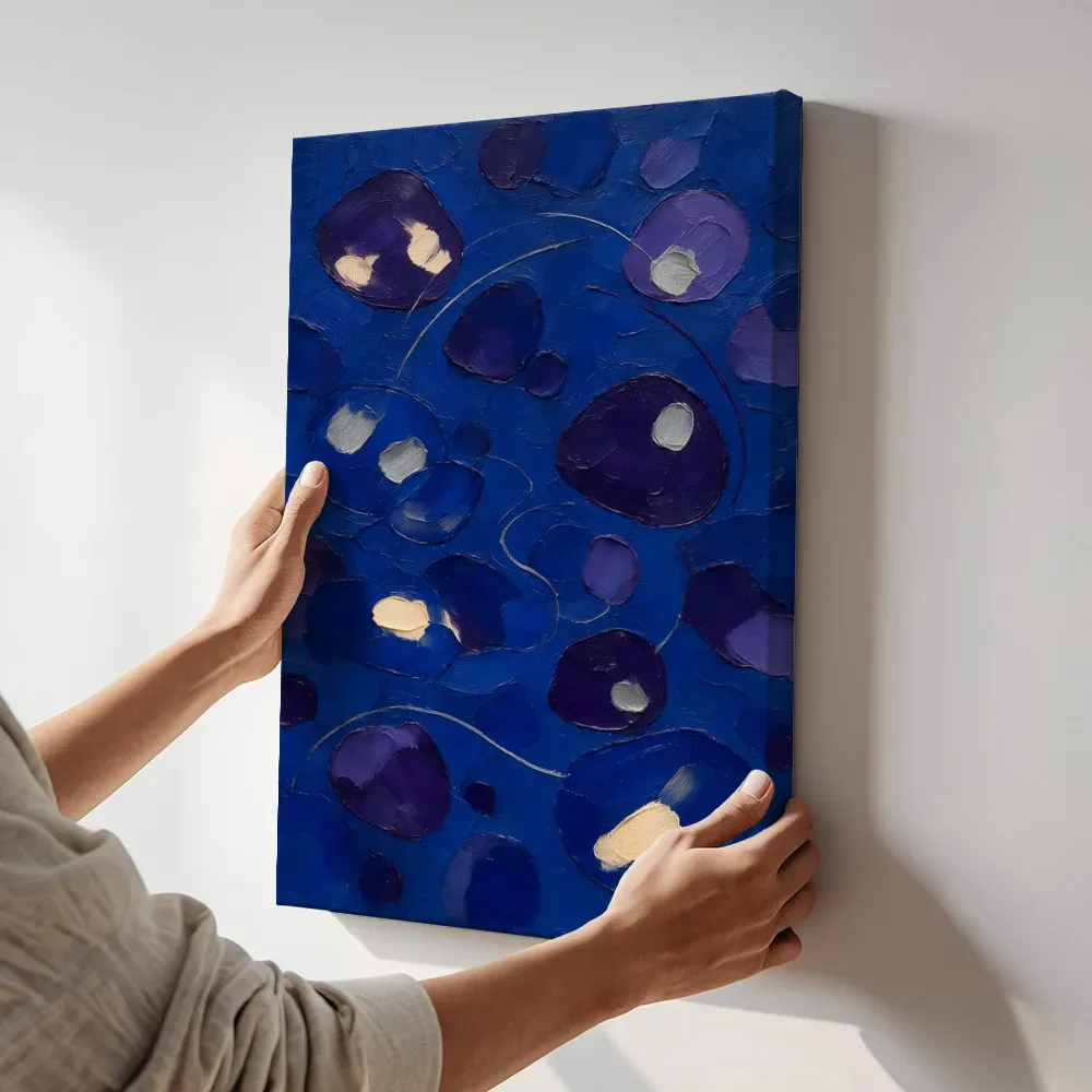 Sfeerimpressie: Verspreide vormen paletmes, kobalt en violet terwijl het aan de muur wordt gehangen