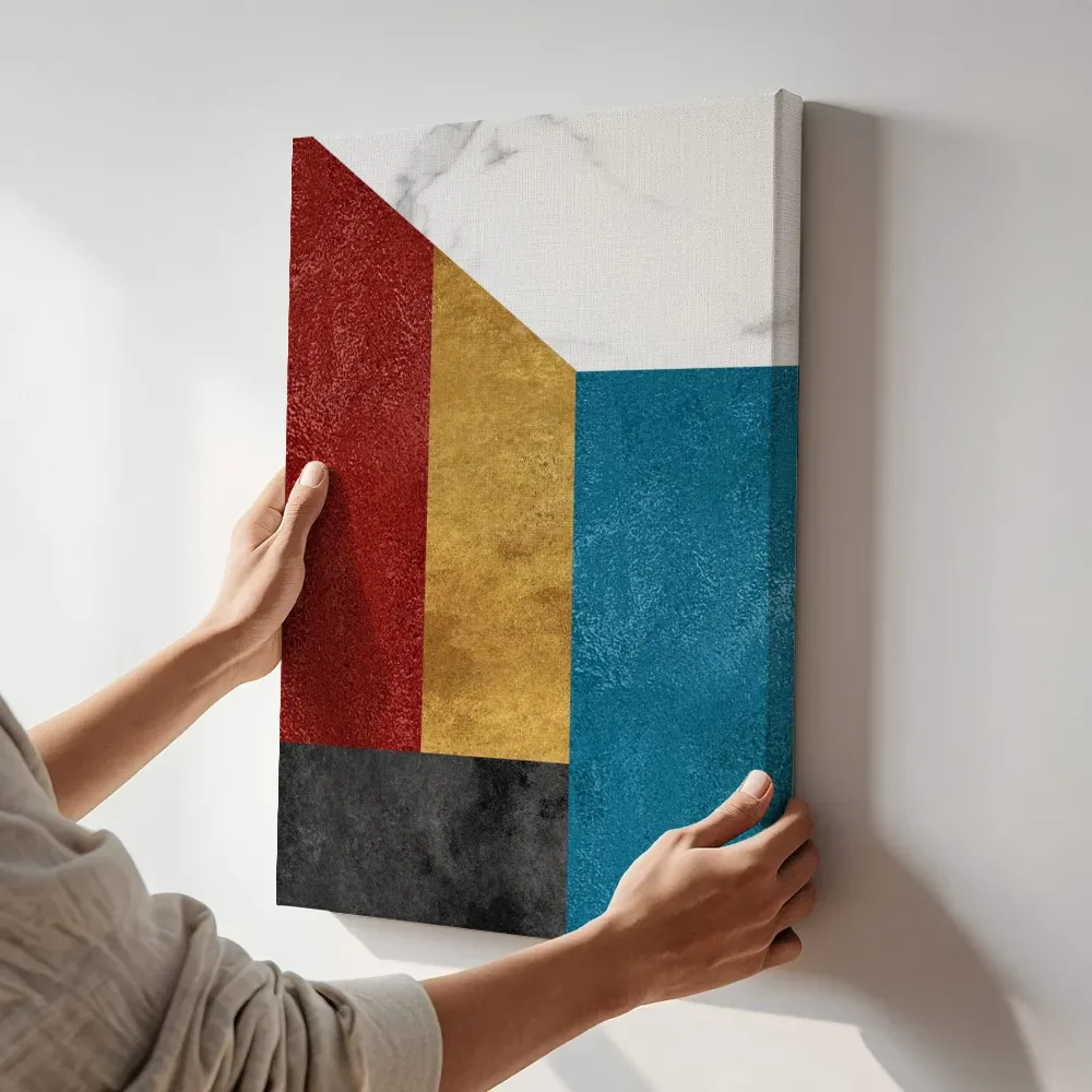 Sfeerimpressie: Verticale art deco strepen in rood en teal terwijl het aan de muur wordt gehangen