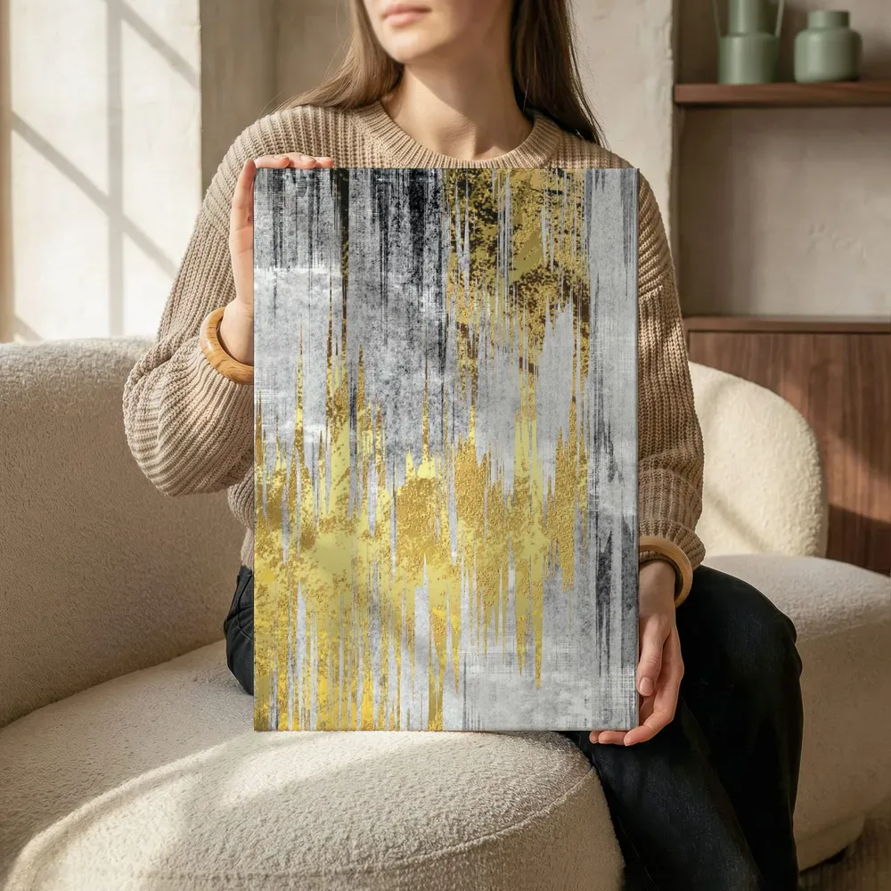 Sfeerimpressie: Verticale glitch textuur in goud en grijs terwijl het zittend wordt getoond