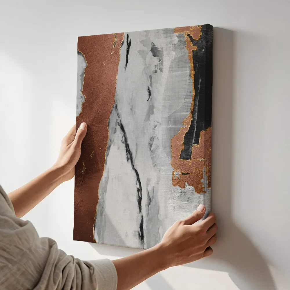 Sfeerimpressie: Verticale marmercompositie met koper en goudfolie terwijl het aan de muur wordt gehangen