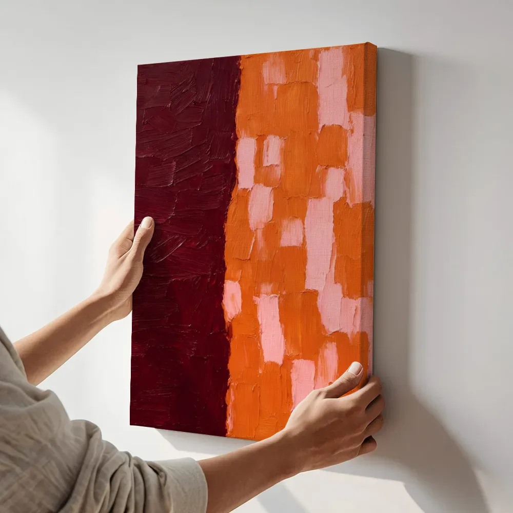 Sfeerimpressie: Verticale vlakken paletmes, blush en bourgondië terwijl het aan de muur wordt gehangen